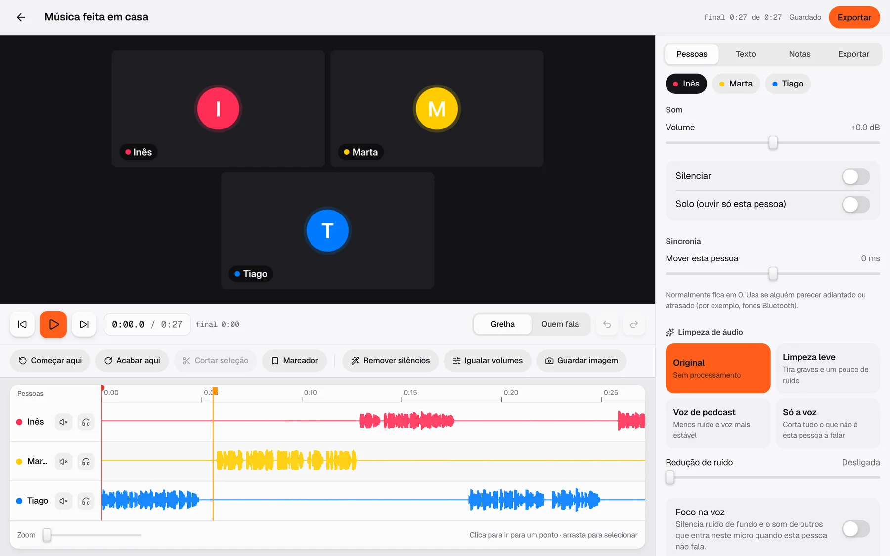 Editor do PodcastHelper: pré-visualização com três pessoas, ferramentas de corte e a linha do tempo com a onda de som de cada uma.