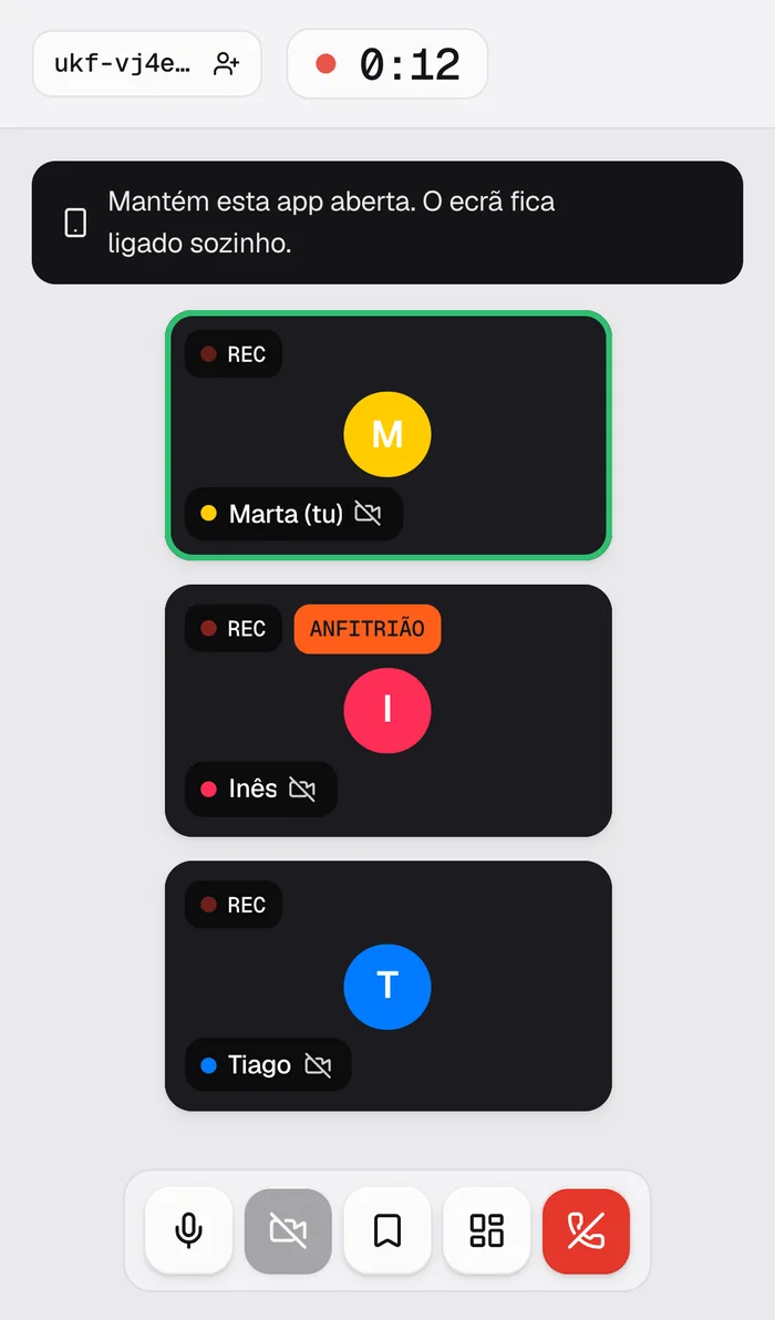 A mesma sala no telemóvel de uma convidada, a gravar.